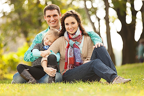 FamilySittingInPark